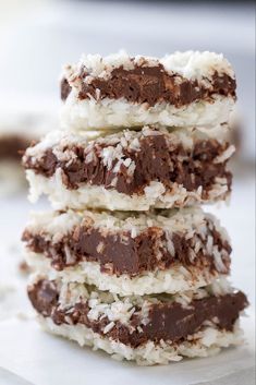 Chocolate Coconut Bars - These simple and delicious chocolate bars require no baking and are completely sugar free! - #recipe by #eatwell101 Chocolate Coconut Bars, Nutritious Eating, Dolce Poche Calorie, Dessert Restaurant, Chocolate Bar Recipe, Coconut Chocolate Bars, Celiac Recipes, Pudding Chia, Coconut Dessert