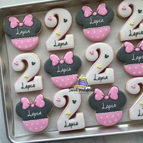 *Before ordering please check shop announcements for blocked out dates*  If an order is placed for a date that is no longer available the order will be canceled and fully refunded. This listing is for 2 dozen personalized Minnie cookies.  12 Minnie's  12 numbers  When ordering please include the date need by, as well as any personalizations  (Name; age: etc) PACKAGING CHOICES -Bags with bows...perfect for party favors -HEAT SEALED....Best if you're planning on placing them on a platter for an event and don't want them wrapped. This will allow you to keep them fresh and then right before the event, open them up and place them on the table. These can also be left in the bag. SHIPPING Your order will be shipped out the Monday before your need by date. FOR EXAMPLE- if you stated your need by d Minnie Mouse Goodie Bag Ideas, Minnie Mouse Cupcakes Ideas, Minnie Birthday Cookies, Minnie Mouse 2nd Birthday Cookies, Minnie Mouse Donut Party, Minnie Mouse Birthday Treats, Minnie Mouse Cookies Decorated, Minnie Mouse Treats Table, Mickey Mouse Clubhouse Cookies