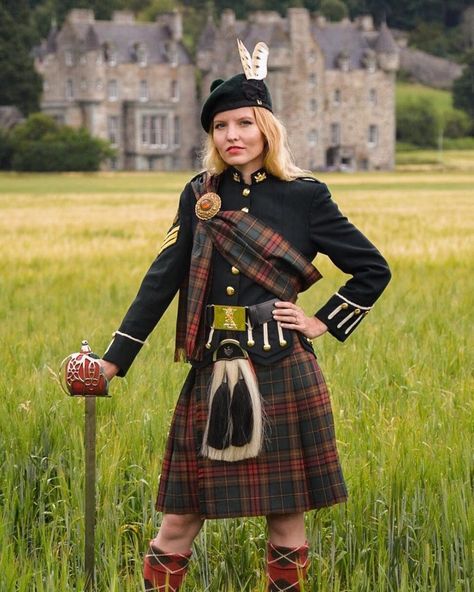 In recent years, we have seen a growing trend of women wearing kilts. A garment traditionally worn by men in Scotland, kilts have been… Scottish Outfit Women, Scotland Clothes, Traditional Scottish Clothing, Scotland Girl, Scotland Outfit, Scottish Outfit, Irish Kilt, Scottish Women, Scottish Clothing