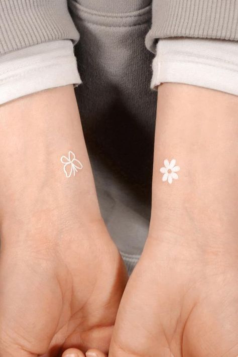 25 Attractive White Tattoo Designs – Ideasdonuts Minimalist Finger Tattoo, Tattoo White Ink, Finger Tattoos Fade, Small White Tattoos, White Butterfly Tattoo, Tato Minimal, Earthy Tattoos, Tato Jari, Tattoo White