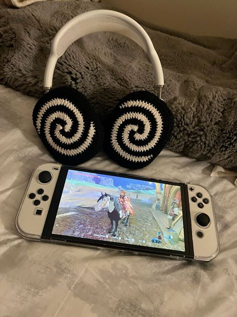 Switch Oled Aesthetic, Nintendo Switch Oled Aesthetic, Nintendo Oled, Airpod Maxes, Nintendo Lite, Oled Switch, Rose Iphone Case, Airpod Max, Apple Headphone