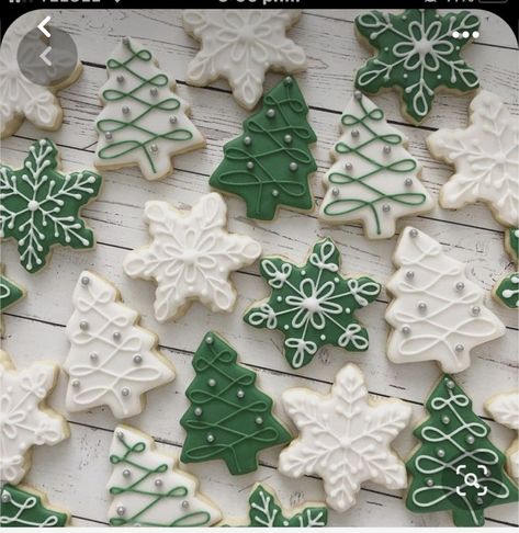 Christmas Sugar Cookie Designs, Iced Christmas Cookies, Royal Icing Christmas Cookies, Snowflake Christmas Cookies, Christmas Cookie Frosting, Snowflake Sugar Cookies, Christmas Cutout Cookies, Christmas Sugar Cookies Decorated, Flooding Cookies