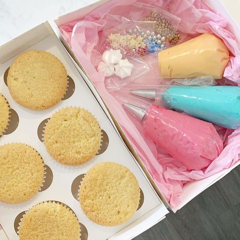 Cake Decorating Kit, Diy Bento Cake Kit, Diy Cupcake Kit, Cute Cupcake Packaging Ideas, Cupcake Diy Kit, Cupcake Business, Diy Cupcake Box Packaging, Cupcake And Mini Cake Set, Bento Cake Box With Cupcakes