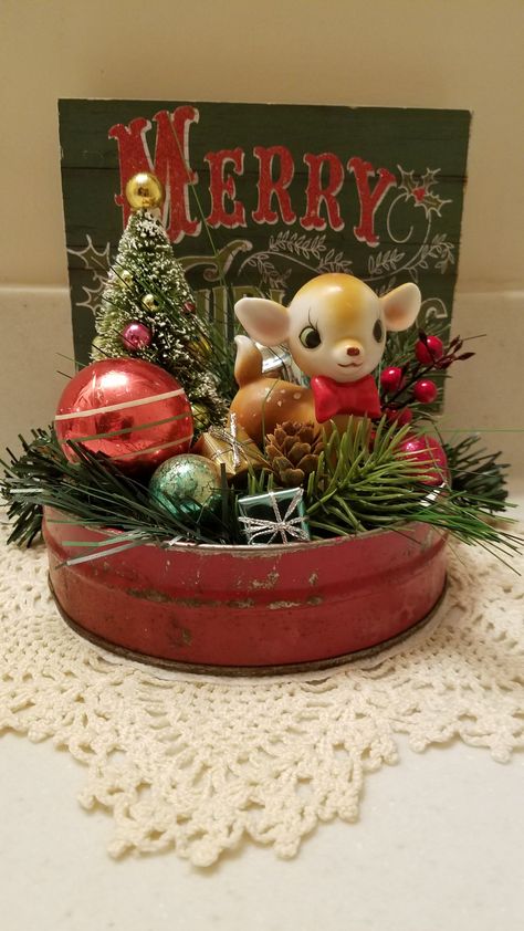 Vintage Christmas Decor Ideas Kitchen, Enamel Bowl Decor Ideas, Vinyettes Ideas, Old Tool Box Decor Ideas, Upcycle Christmas Decorations, Recycled Christmas Crafts, Christmas Coffee Bar Decor, Christmas Trash, Vintage Country Christmas