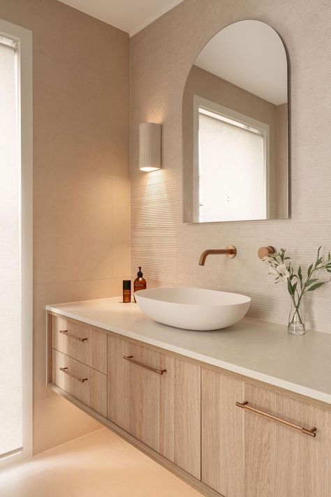 Small Ensuite Design, Japandi Master Bath, Beige Aesthetic House, Bathroom Sand Color, Bathroom White And Wood, Bathroom Warm Tones, Serene Bathroom, Oak Bathroom, Deco Bathroom