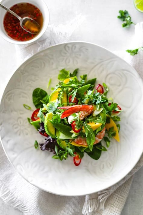 Best Salad With Fish, Asian Prawn Salad, Starter Salads Fine Dining, Fine Dining Asian Food, Fine Dinning Salad, Salad Plating Presentation, Fine Dining Salad, Salad Starters, Prawn Salad Recipe