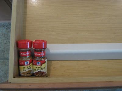 Fake-It Frugal: In-Drawer Spice Organizer...FREE! She used the protective packaging that comes with shelves. Spice Organization Diy, Craft Drawer Organization, Spice Rack Ideas, People Cooking, Drawer Spice Rack, Diy Spice Rack, Kitchen Arrangement, Spice Organization Drawer, Spice Organizer