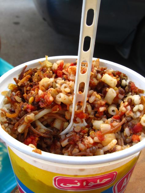 Food to try: Kushari 5-10 LE ($0.84 – $1.68) Koshary Egyptian, Pasta Lentils, Egypt Food, Egyptian Recipes, Arabian Food, Egyptian Food, Street Foods, Eastern Cuisine, Middle Eastern Recipes