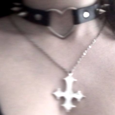 Spikes Aesthetic, Spike Aesthetic, Choker Necklace Aesthetic, Kira Aesthetic, Emo Necklace, Cross Grunge, Egirl Vibes, Aesthetic Choker, Choker Aesthetic