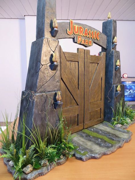 Jurassic World Entrance Diy, Jurassic Park Entrance Gate, Diy Jurassic Park Entrance, Jurassic Park Gates, Jurassic Park Party Entrance, Jurassic World Gate Diy, Jurassic Park Gates Diy, Jurassic Park Party Decor, Jurassic Park Party Diy