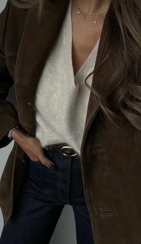 Cashmere Sweater Aesthetic, Timeless Chic Outfits, Layered Haircuts Blonde, Old Money Glamour, Brown Suede Jacket Outfit, Casual Old Money, Christmas Decor Modern, Pre Fall Outfits, Winter Glam