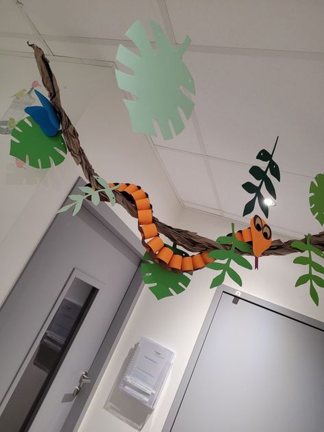 Zoo Theme Decorations Classroom Ideas, Science Theme Classroom Decorations, Jungle Book Birthday Party Decorations, Jungle Theme School Decorations, Zoo Classroom Theme Decor, Jungle School Theme, Zoo Themed Birthday Party Decorations, Jungle Decorations Classroom, Jungle Theme Diy