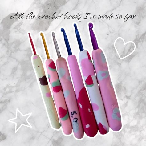 These are all the crochet hooks I've made so far! The first ones are a bit dirty, because I didn't know how to make them then. Which hook is your favorite? One of the hooks is for vesi.crafts Tags🏷 #crochet #hook #polymer #clay #diy #diycrafts #diyhooks #ergonomic #handle #handmade #cute #custom #adorable #amigurumi #plushies #3.5mm #4mm #5mm #6mm #8mm Crotchet Hook, Amigurumi Plushies, Diy Hooks, Sewing Crochet, Polymer Clay Diy, Crochet Hook, Ergonomic Handle, Crochet Hooks, Crochet Projects