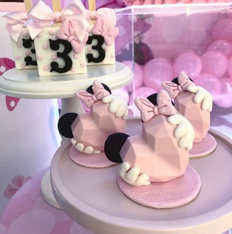 Snack Food Ideas, Mickey First Birthday, Minnie Mouse Theme Party, Minnie Mouse Birthday Party Decorations, Minnie Mouse Birthday Decorations, Minnie Mouse Birthday Cakes, Minnie Birthday Party, Minnie Mouse Theme, Chocolate Covered Treats