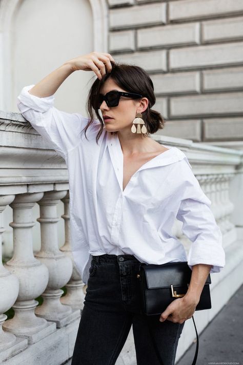 white blouse, black jeans, street style, styling black jeans, styling for fall, fall style, fall fashion, accessories, black handbag, white button down Áo Len Cardigan, Winter Mode Outfits, Oversized White Shirt, White Shirt Outfits, Bohemian Mode, Winter Fashion Coats, Fashion White, Bob Hair, Stil Inspiration