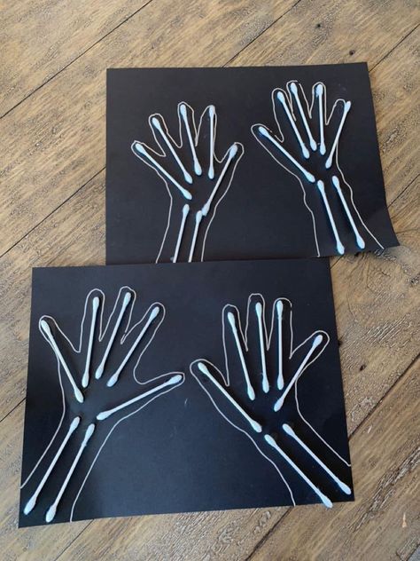 Skeleton Using Qtips, My Skeleton Craft, Easy Daycare Halloween Crafts, Body Part Crafts Kids, Q Tip Skeleton Hand Craft, Qtip Halloween Craft, Skeleton Art Preschool, Hand Print Skeleton, Toddler Skeleton Craft