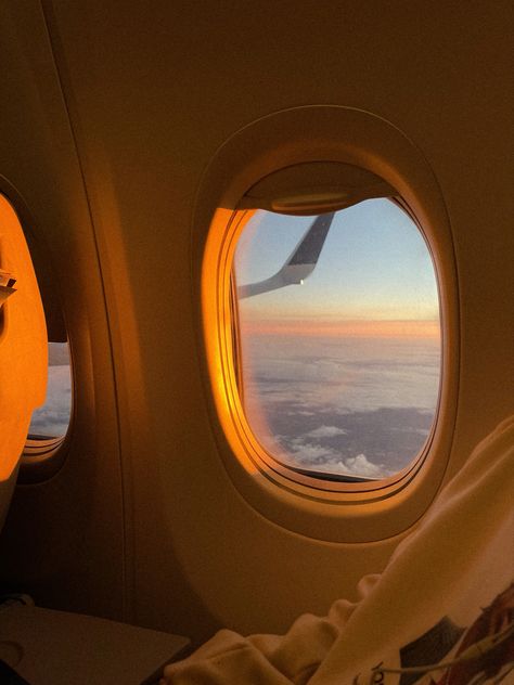 Airplane Window View, Plane Window, Airplane Flight, Window Siding, Airplane Window, Paint And Sip, Brown Aesthetic, Cloud 9, Travel Life