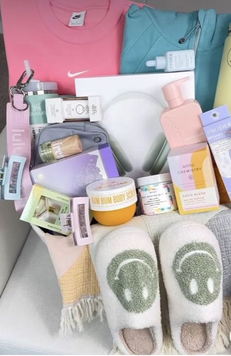 100 Essential Gifts Everyone Will Want Gift Baskets For Your Best Friend, Boujee Gift Basket, Preppy Birthday Gift Basket, Gift Baskets For Teenage Girl, Sleepover Gift Basket, Gift Basket Preppy, Preppy Bday Gifts For Friends, Preppy Gifts For Teens, Cute Birthday Baskets For Best Friend