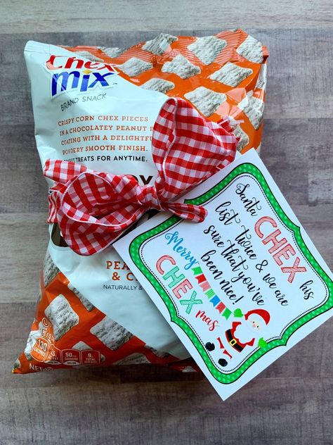 Mailman Gifts, Chex Mix Christmas, Muddy Buddy, Christmas Neighbor, Neighbor Christmas Gifts, Christmas Gifts For Coworkers, Easy Christmas Gifts, Holiday Printables, Neighbor Gifts