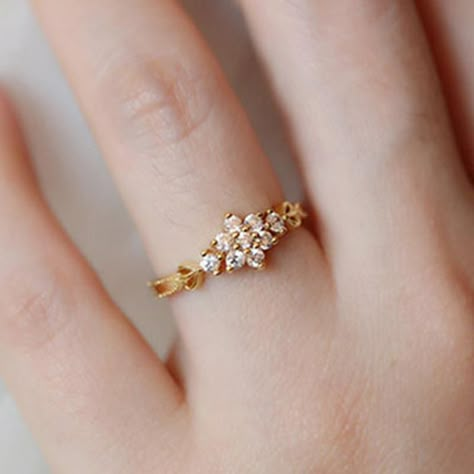 Diamond Jewlery, Gold Finger Rings, Wedding Diamond, Trending Necklaces, White Stones, Gold Rings Fashion, Gold Rings Jewelry, Gold Ring Designs, Gold Jewelry Simple