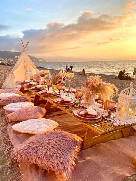 Boho Beach Dinner Party, Beach Dinner Party Decor, Beach Event Ideas, Beach Dinner Decor, Sunset Beach Picnic Birthday, Beach Picnic Party Ideas, Beach Birthday Idea, Beach Birthday Set Up, Beach Picnic Birthday Party