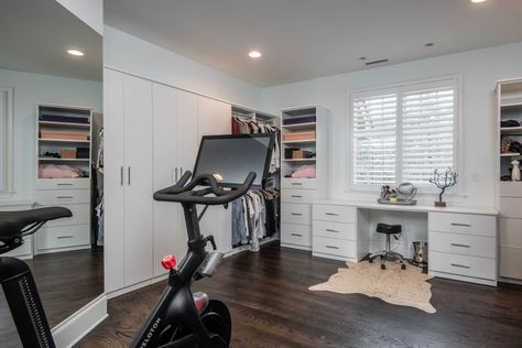 9 Wonderful Walk-In Closet Ideas Worth Stealing Spare Bedroom Closets, Bathroom Walk In Closet, Closets Ideas, Master Closet Design, Unique Bedroom Design, Home Gym Decor, Wardrobe Room, Gym Decor, White Cabinetry