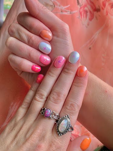 subtle lesbian pride flag nail inspo for june pink to orange ombre aesthetic with multicolored chrome stars short nails luminary nail art Lesbian Short Nails, Lesbian Nail Designs, Lesbian Color Nails, Lesbian Nails Two Short, Sapphic Nails, Lesbian Flag Outfit, Non Binary Nails, Lesbian Flag Nails, Wlw Nails