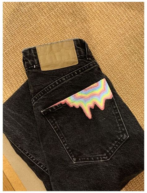 Acrylic Painting On Pants, Easy Jeans Painting, Acrylic Painted Jeans, Things To Paint On Jeans Easy, Acrylic Paint Clothes, Painted Jeans Inspiration, Jeans Acrylic Paint, Painted Back Pocket Jeans, Painting On Jeans Ideas Easy