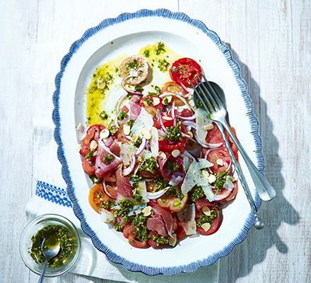 Spanish tomato salad Spanish Salad, Spanish Dinner, Salad Recipe Ideas, Serrano Ham, Tapas Dishes, Tapas Recipes, Spanish Tapas, Spanish Cuisine, Bbc Good Food