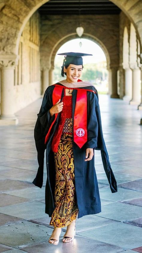 Graduate Dress, Model Dress Kebaya, Graduation Wallpaper, Kebaya Modern Dress, Grad Photography, By Wallpaper, Graduation Photography Poses, Wallpaper Instagram, Graduation Poses