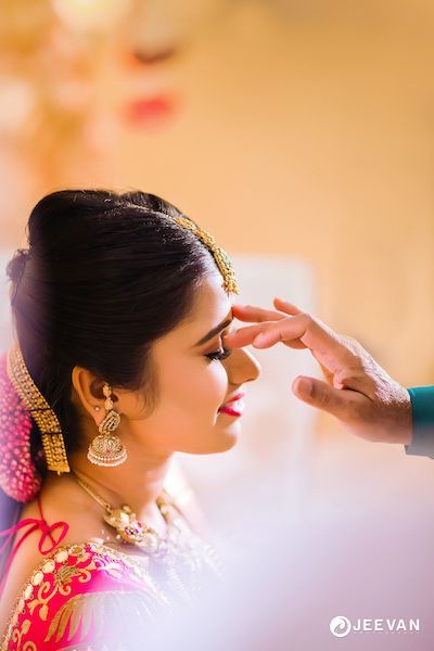 Chennai Wedding, Marriage Images, Kerala Wedding Photography, Marriage Photography, Marriage Photos, Bride Photography Poses, Indian Wedding Couple, Wedding Photoshoot Poses, Indian Wedding Photography Poses