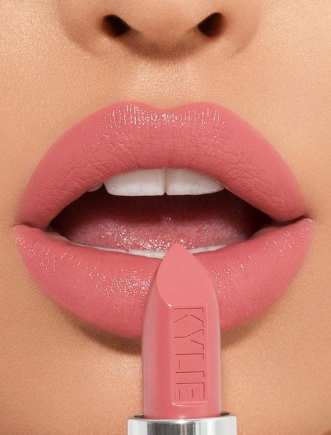 Kylie Lipstick Shades, Lipstick Kylie, Matte Make Up, Lipstick Designs, Lipstick Kit, Batons Matte, Lip Makeup Tutorial, Smink Inspiration, Kylie Cosmetic