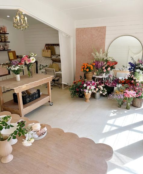 Flower Arranging Station, Florist Home Studio, Small Business Flower Shop, Florist Studio Workspace Home, At Home Floral Studio, Florist Exterior, Flower Shop Organization Ideas, Floral Studio Work Spaces, Florist Workspace