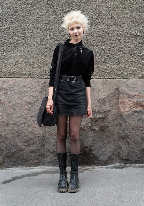 Indie Sleaze Street Style, Alt Street Style, Trad Goth Outfit, Goth Street Style, 80s Goth Fashion, Post Punk Fashion, 70s Goth, Trad Goth Fashion, Comfy Grunge