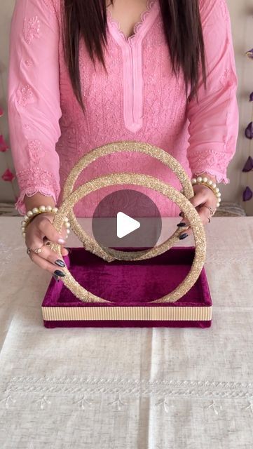 Decoration Ideas For Gift Packing, Wedding Tray Packing Ideas, Shadi Decoration Ideas, Embroidery Hoop Packing Ideas, Shadi Packing Ideas, Wedding Gifts Packaging Ideas, Dress Packing Ideas Gift, Dress Packing Ideas Wedding, Dress Packing Ideas