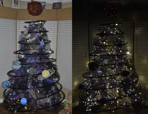 Solar System Tree!! So unique. Natal, Lights On Christmas Tree, Alt Christmas, Galaxy Christmas, Space Tree, Space Christmas, Custom Bookshelves, Tinsel Christmas Tree, Black Lights