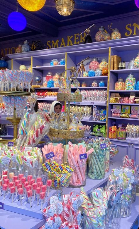 Fantasy Candy Shop, Ice Cream And Candy Shop, Sweet Shops Interior, Candy Boutique Ideas, Sweet Shop Decor, Candy Store Decor, Old School Candy Shop, Candy Store Decoration Ideas, Candy Shop Aesthetic Pastel