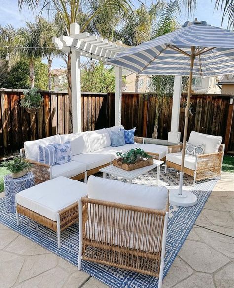 Greece Outdoor Patio, Coastal Patio Design Ideas, Coastal House Backyard, Greece Inspired Backyard, Greece Backyard, Coastal Backyard Ideas, Hampton Backyard, Coastal Terrace, Outdoor Ideas Patio