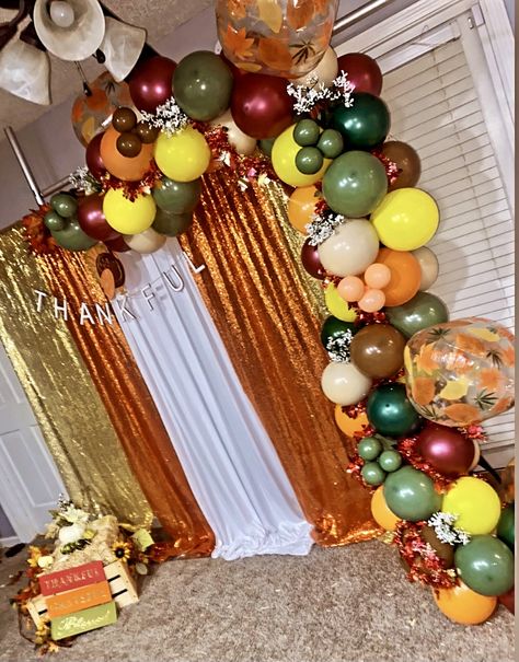 Friendsgiving Photo Backdrop Diy, Fall Conference Decorations, Thanksgiving Photo Backdrop Ideas, Thanksgiving Photo Backdrop Diy, Thanksgiving Backgrounds Photo Booth, Fall Party Decorations Indoor, Fall Dance Decorations, Friendsgiving Backdrop Ideas, Fall Backdrop Ideas