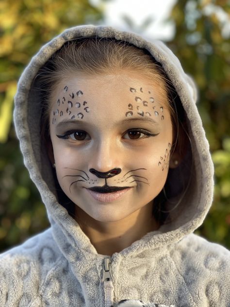 Snow leopard makeup and face paint for Hallowwen Snow Leopard Costume, Cheetah Face Paint, Leopard Face Paint, Snake Face Paint, Leopard Makeup Halloween, Bear Face Paint, Snow Leopard Wallpaper, Lion Face Paint, Leopard Birthday