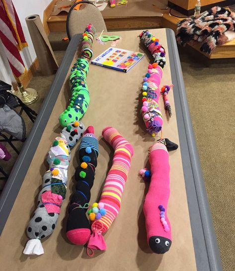 Kids and families make sock caterpillars at a community library event. Sock Caterpillar, Diy Sock Puppets, Eyfs Ideas, Camp Projects, Planting For Kids, Insect Crafts, Eyfs Activities, Community Library, Sock Puppets