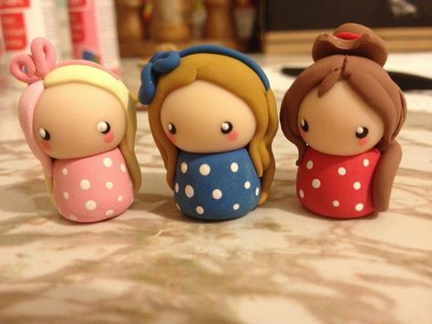 Polymer Clay Chibi Friends by Fluffybunnycharms on DeviantArt Chibi Friends, Clay Chibi, Polymer Clay People, Clay People, Clay Keychain, Polymer Clay Diy, Chibi Girl, Cute Polymer Clay, Polymer Clay Dolls