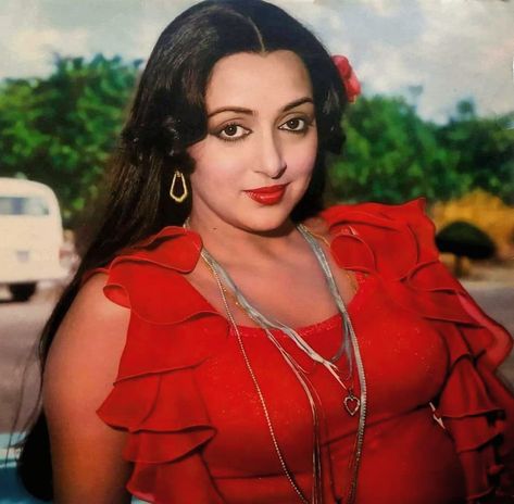 Old Film Stars, Hema Malini, Bollywood Pictures, Actress Images, Film Stars, Beautiful Women Over 40, Classic Beauty, Bra Styles, Bollywood Fashion