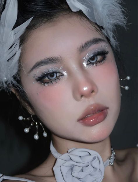 Pretty White Makeup Looks, White Hoco Makeup, Angel Make Up Ideas, Angel Eyes Makeup, Angle Halloween Make Up, Angel Make Up Aesthetic, Angel Look Makeup, Angle Costume Makeup Ideas, Brown And White Makeup