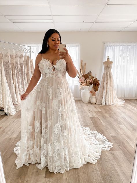 Plus Size Summer Wedding, Curvy Wedding Dress, Curvy Wedding, Plus Wedding Dresses, Big Wedding Dresses, Lace Plus Size, Western Wedding Dresses, Chic Wedding Dresses, Lillian West