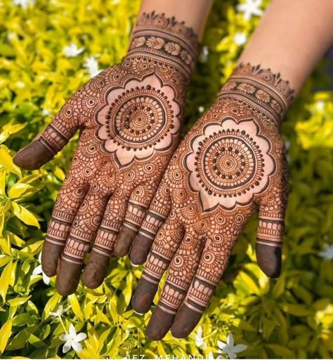 Tattoo Designs Y2k, Floral Mehandi Designs, Simple And Unique Mehndi Designs, Front Hand Simple Mehndi Designs, Cute Mehndi Designs, Mehndi Front Hand, Front Hand Simple Mehndi, Aries Tattoo Designs, Hands Tattoo Design