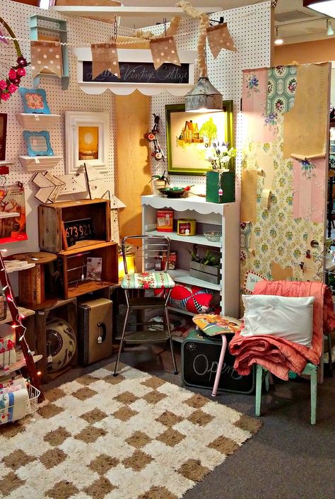 Little Vintage Cottage: New Antique Mall Space! Antique Mall Booth Ideas, Vintage Market Booth, Flea Market Booth, Antique Mall Booth, Vintage Mall, Antique Booth, Craft Fairs Booth, Boutique Display, Booth Ideas