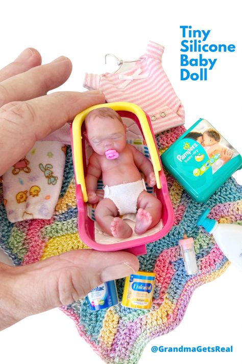 A tiny 3 inch long silicone baby doll with tiny baby accessories Diy Tiny Doll, Mini Silicone Baby Dolls, Silicone Animals, Mini Bebe, Real Mini World, My Mini Baby, Tiny Toys, Mini Dolls, Mini Toys