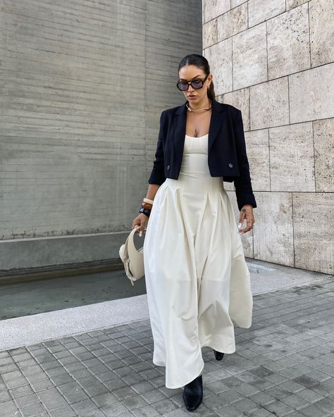 Happy Monday🤍 [white dress, elegant dress, maxi dress, fashion haul, fall fashion trends 2024, transitional wardrobe, fall colors 2024, casual fall outfits, easy outfits inspo, style inspo, ootd, daily outfit ideas, fashion style, outfit reels, street style, trendy outfits, minimal fashion, minimalist style, ootd, fashion blogger, grwm, look book, how to style, casual chic, capsule wardrobe, European style] #whitedress #transitionaloutfit #falloutfits #europeanstyle #effortlesschic #pintere... White Dress Fall Outfit, Casual Chic Capsule Wardrobe, White Dress Elegant, White Dress Fall, Daily Outfit Ideas, Outfits Minimal, Chic Capsule Wardrobe, Fashion Haul, Easy Outfits