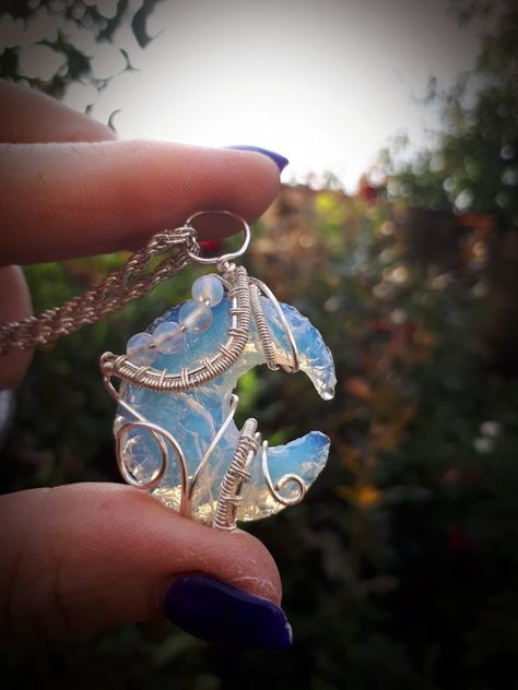 Crescent Moon Jewelry, Enchanted Jewelry, Pendant Ideas, Character Clothing, Wire Wrapped Jewelry Diy, Wolf Necklace, Family Tree Necklace, Diy Jewelry Inspiration, Crescent Moon Pendant